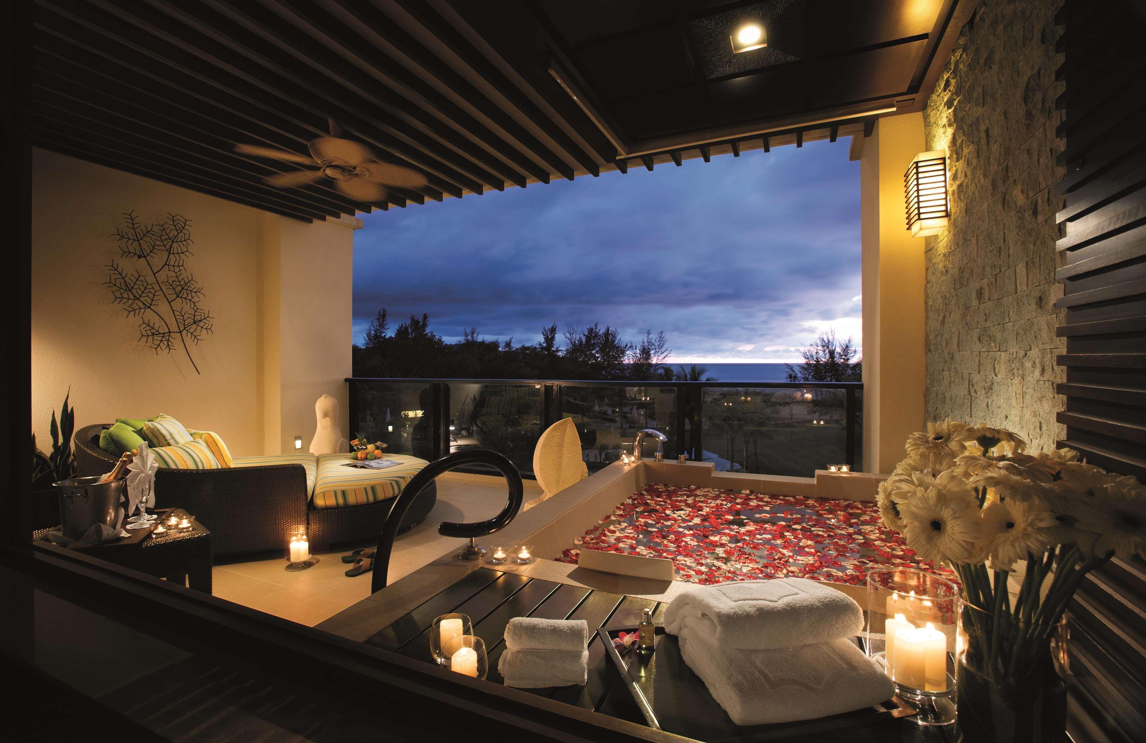 Shangri-La Rasa Ria, Κότα Κιναμπαλού Εξωτερικό φωτογραφία A private spa at the Four Seasons Hotel, Hong Kong