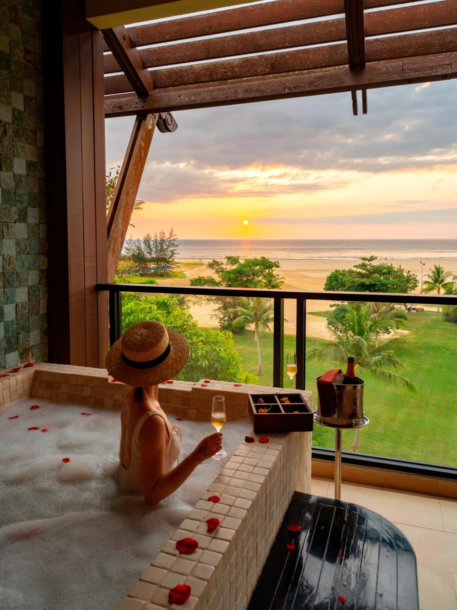 Shangri-La Rasa Ria, Κότα Κιναμπαλού Εξωτερικό φωτογραφία Sunset at the beach
